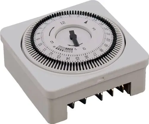 Wolf analoge Schaltuhr mit Tagesprogramm, ausgestattet mit einer runden Zeitanzeige und mehreren Steckanschlüssen für die Steuerung von elektrischen Geräten.
